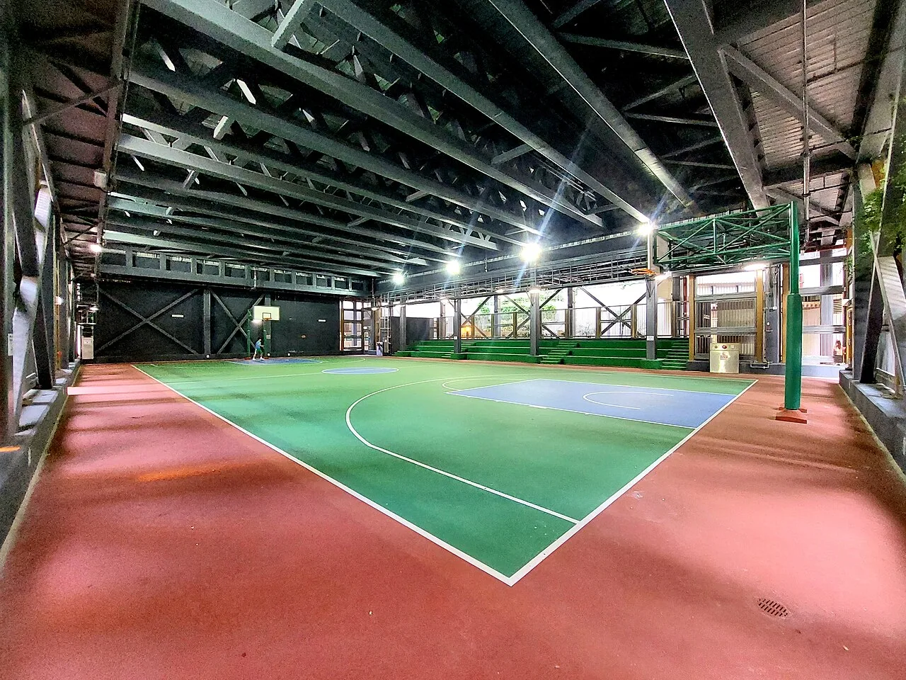 Terrain de basket-ball couvert avec panneaux et marquages au sol