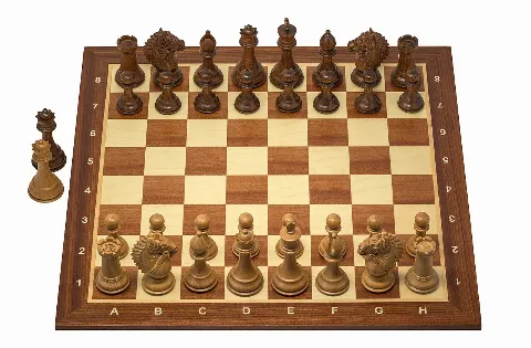 Échiquier en bois et pièces disposées en position de départ