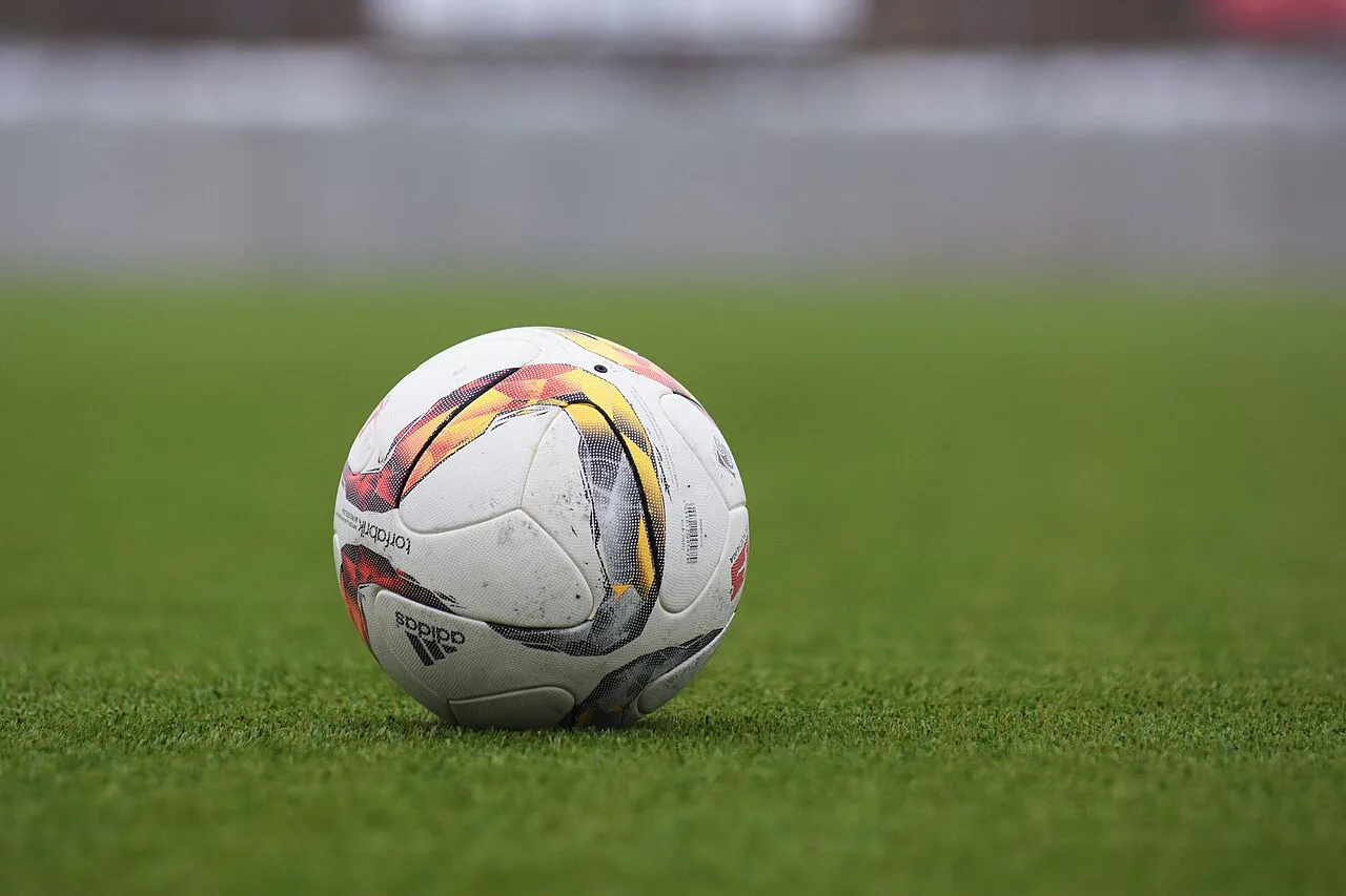 Ballon de football sur une pelouse