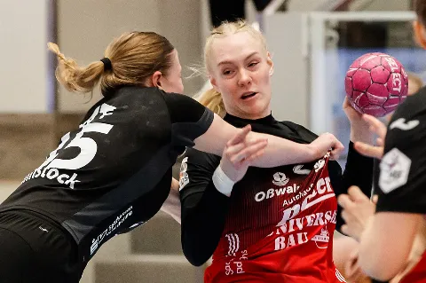 Joueuses de handball en action avec le ballon dans un gymnase