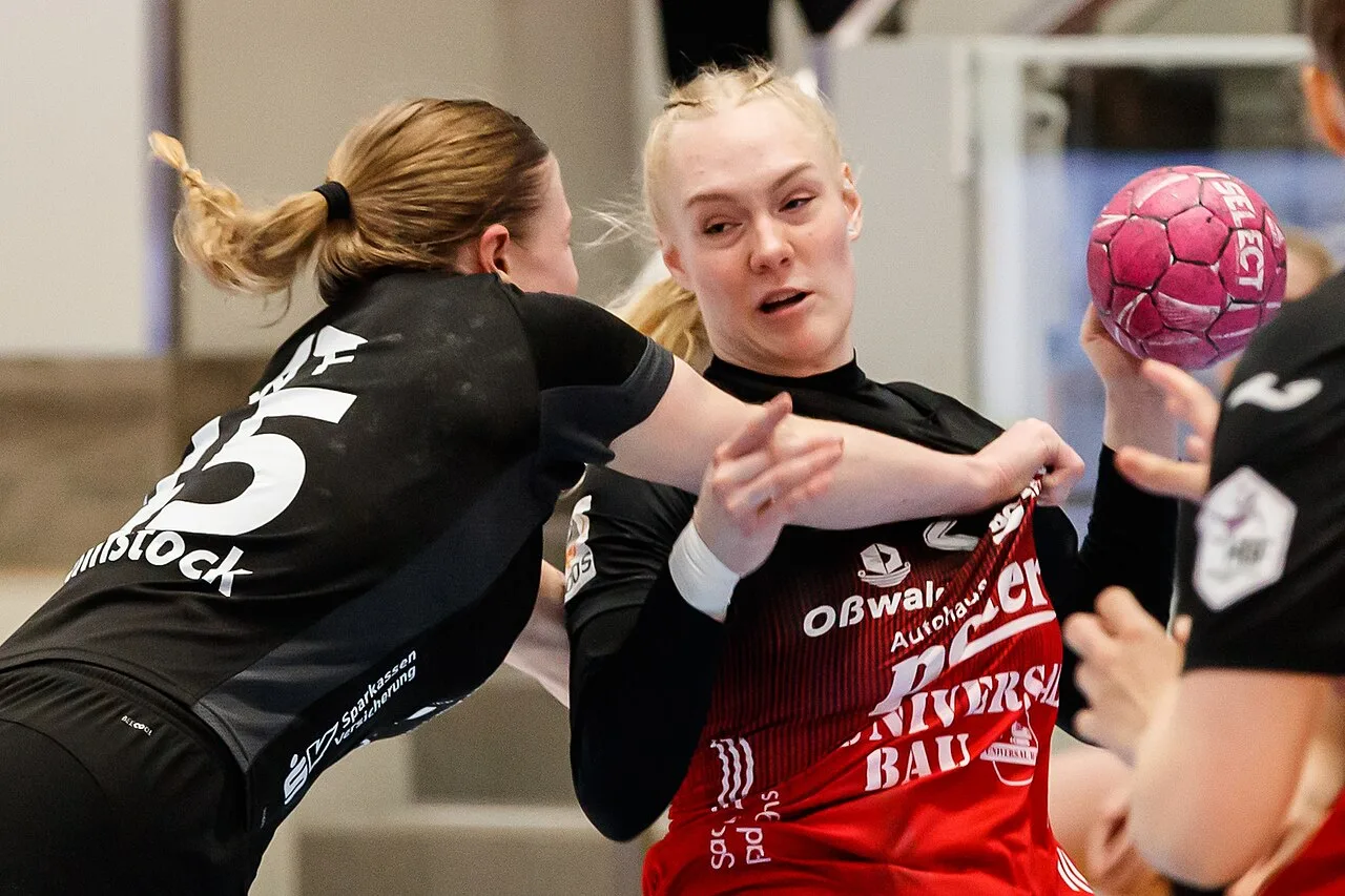 Handbalsters met de bal in een sporthal