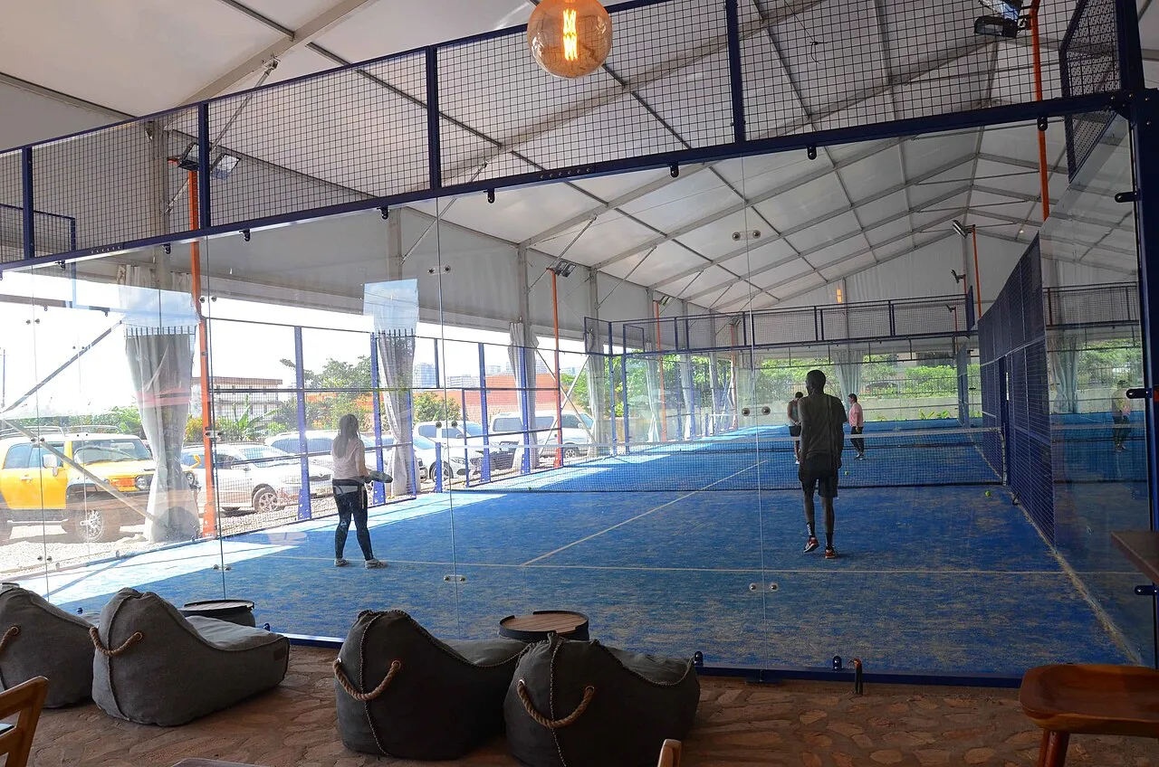 Overdekte blauwe padelbanen met glazen wanden