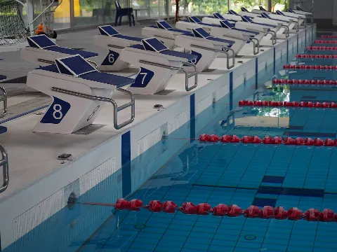 Plots de départ et lignes d’eau dans un bassin de natation